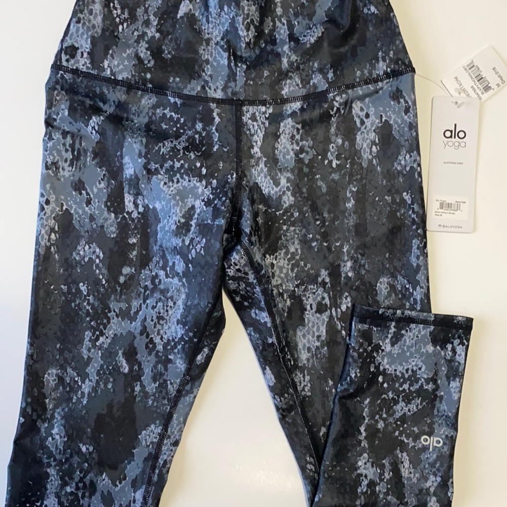 ALO Yoga Capri leggings BNWT Size M